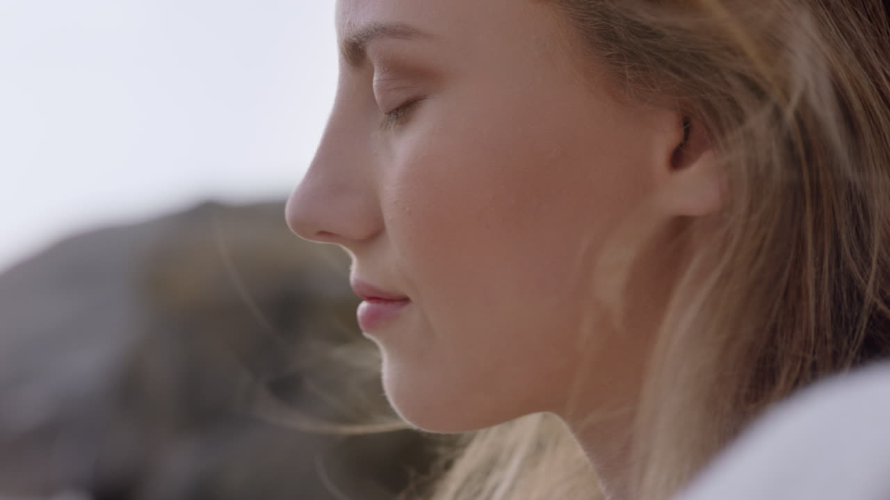 retrato de cerca de una mujer hermosa sonriendo disfrutando de la playa relajándose en la orilla del mar el viento soplando el cabello explorando un estilo de vida tranquilo y despreocupado