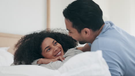 Happy-couple,-relax-and-laughing-on-bed-in-morning