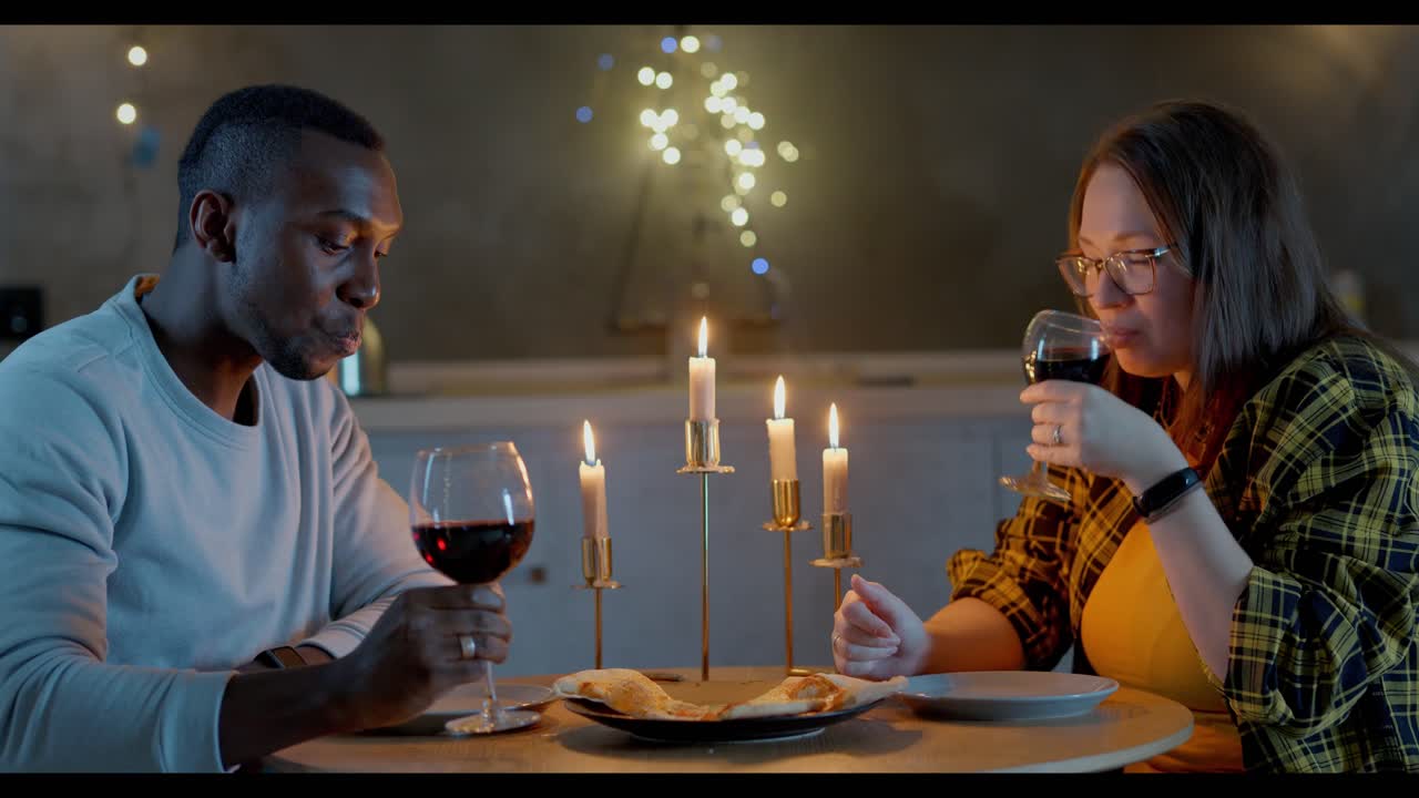 una pareja disfrutando de una cena romántica.