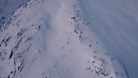 Blick-Auf-Die-Arktische-Landschaft-Und-Die-Bergkette-Mit-Zugefrorenem-Fjord-Im-Norden-Norwegens