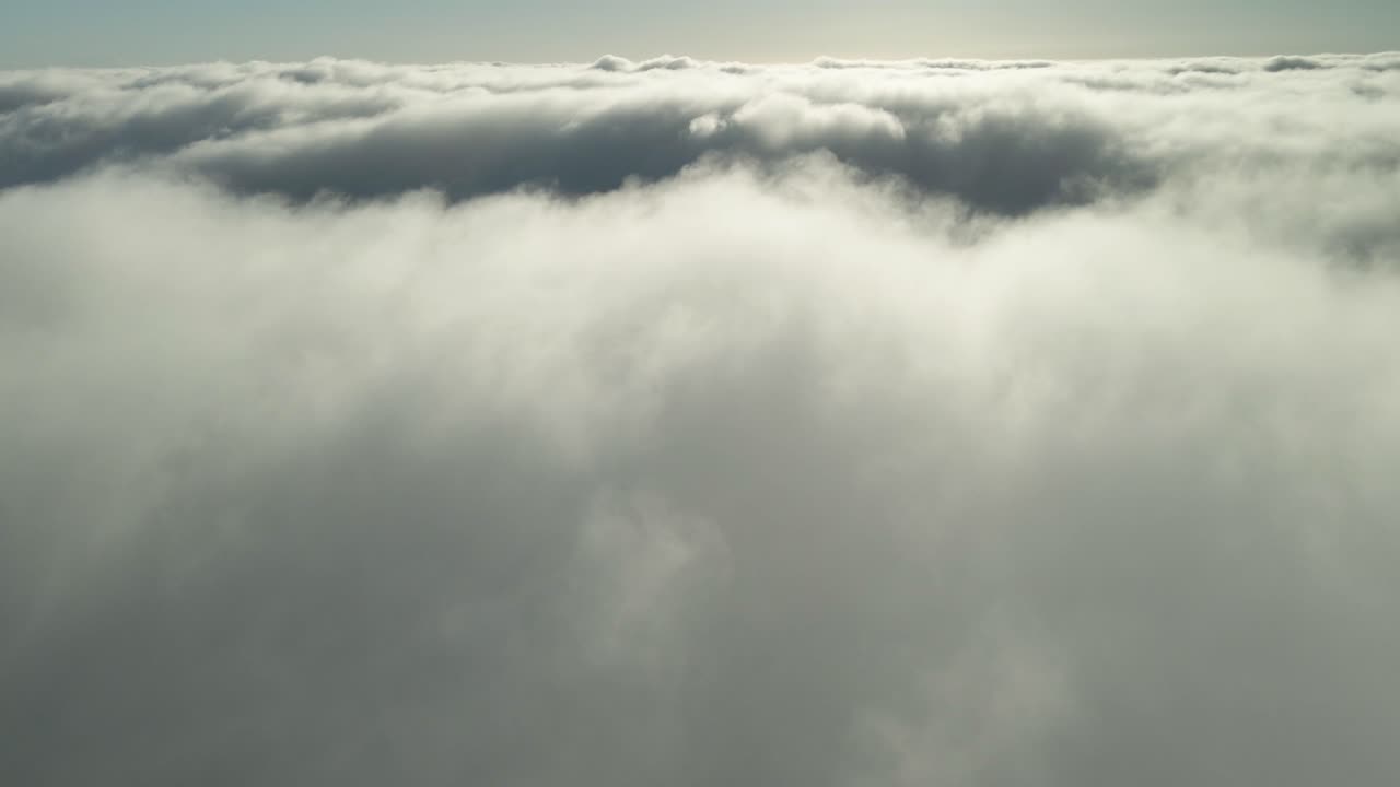 drone sobre cloudscape en una tarde soleada