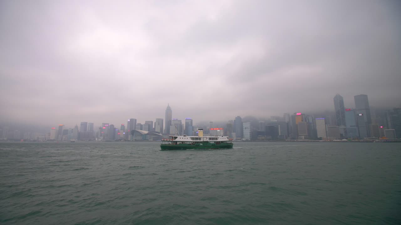 ferry frente al horizonte de hong kong