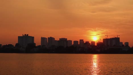 Tiro-De-Lapso-De-Tiempo-Pacífico-De-La-Ciudad-Sobre-El-Lago