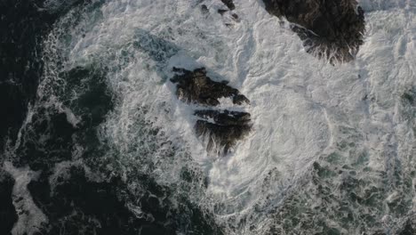 Toma-De-Drones-De-Olas-Golpeando-Una-Roca-En-El-Océano-Pacífico-Frente-A-La-Costa-De-La-Isla-De-Vancouver,-Columbia-Británica