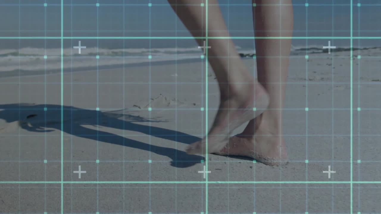 Frau geht auf nassem Sand, aktiviert blaues Gitter-Overlay, verfolgt Fußspuren für Technologiestudie.