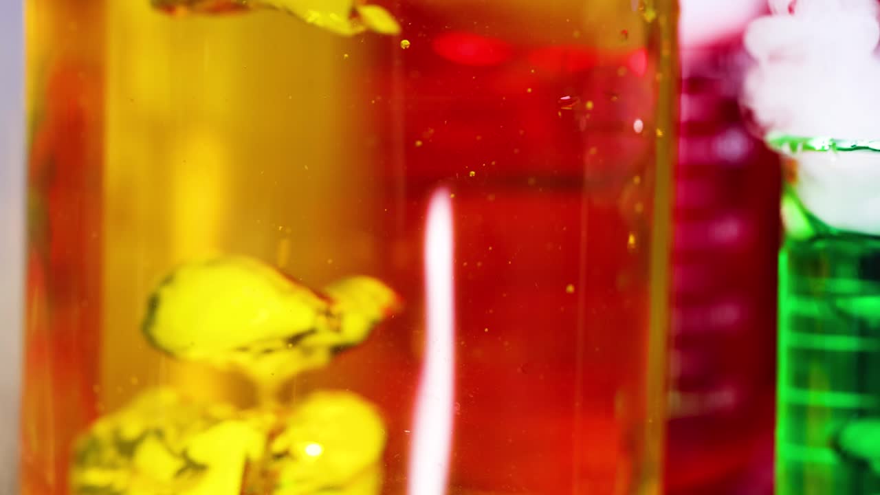 연기와 거품과 반응하는 진동하는 액체