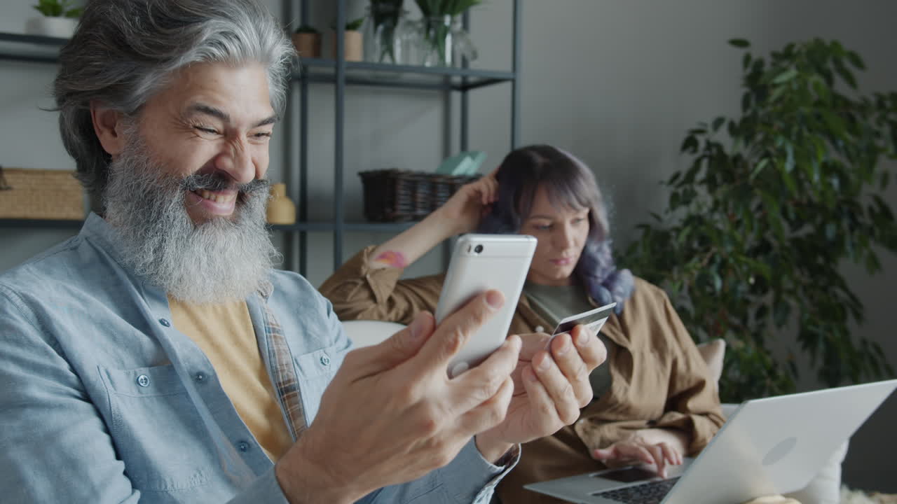 pareja comprando en línea en casa
