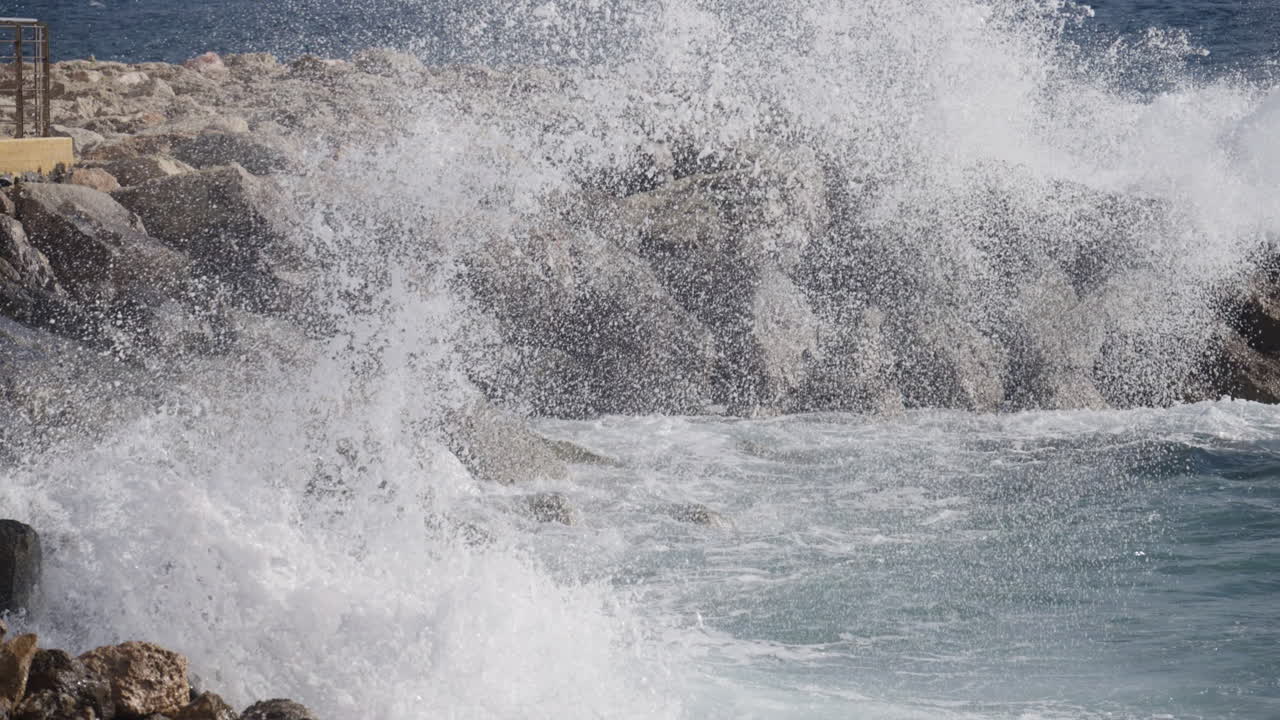 Toma dinámica de olas del mar chocando contra la costa rocosa en Pafos, Chipre