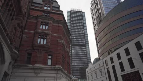 Blick-Auf-Alte-Und-Moderne-Gebäude-Mit-Wolkenkratzern-Im-Londoner-Geschäftsviertel