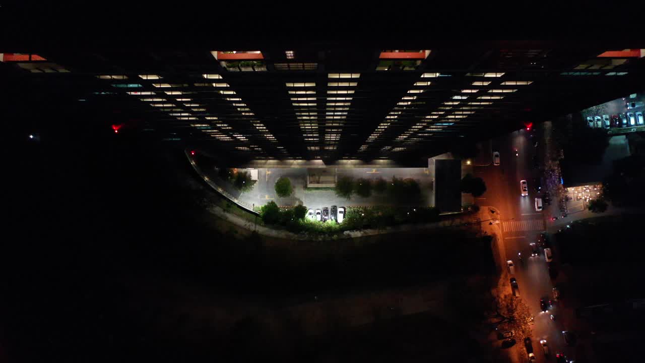 주차장 과 함께 도시 건물 의 야간 공중 사진