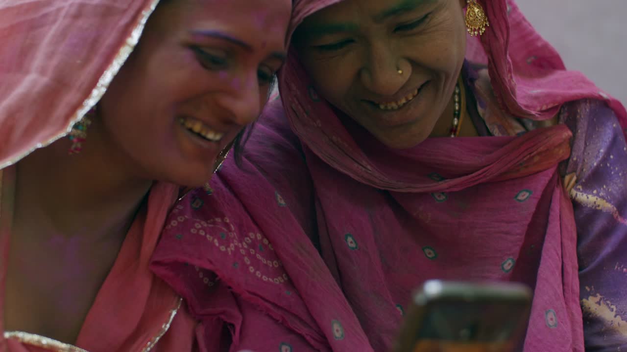 la gente de rajasthan celebra el festival de los colores holi en la india