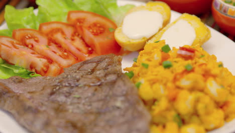 filete de carne con tomates de maíz, lechuga y papas