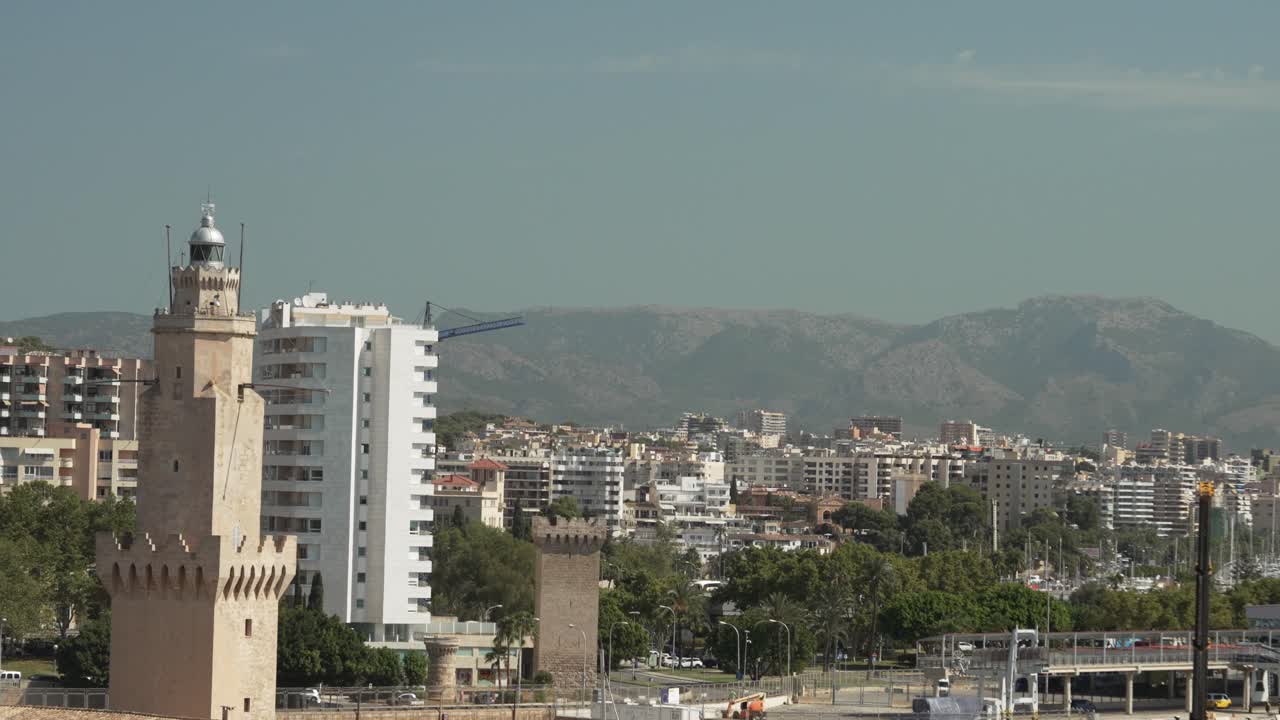 Paesaggio urbano di Palma con torri storiche e montagne sullo sfondo, Maiorca