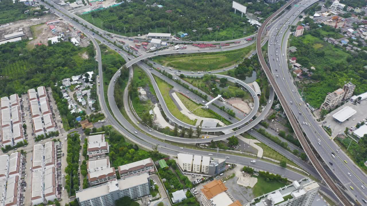 고속도로 교차로의 공중 전망 (roundabout) 다리 도로는 건축과 교통 개념의 구조에서 원을 형성합니다.  뷰 (top view) 도시 도시, 해가 지는 방, 태국.