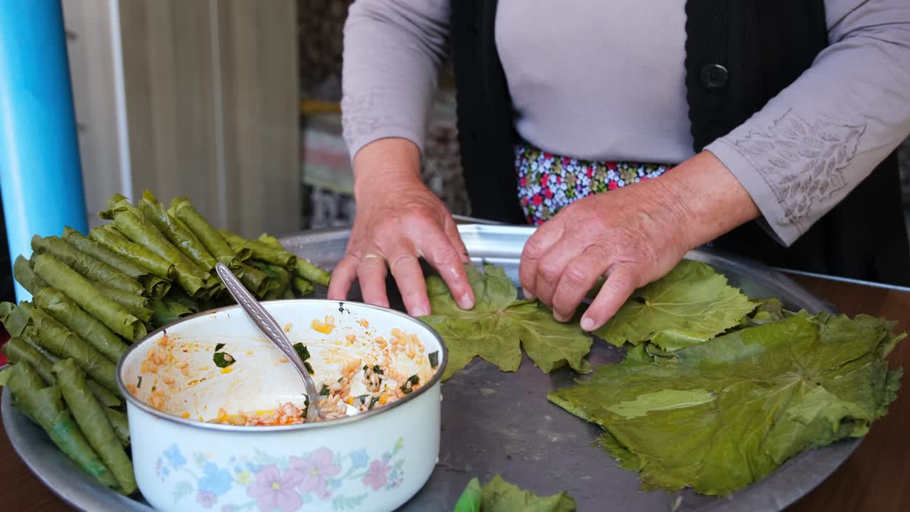 yaprak sarma, dolma, hojas de uva rellenas con arroz y carne.