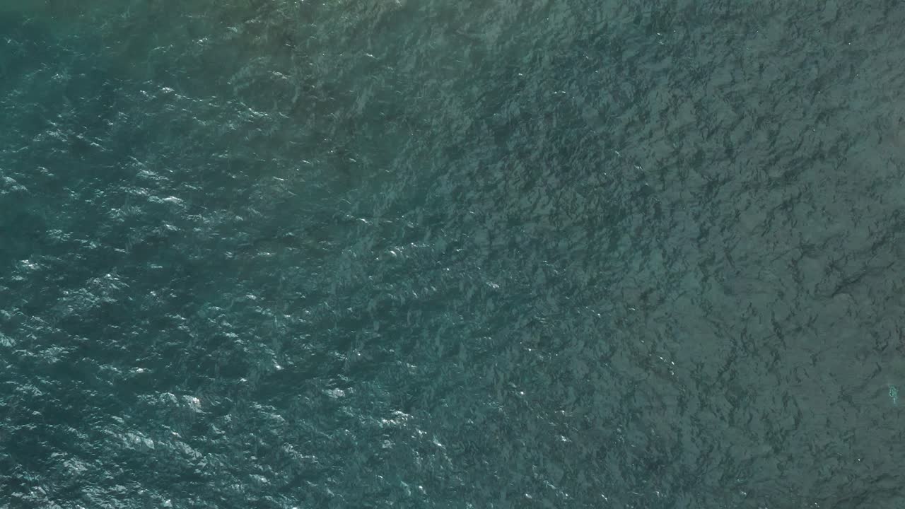 vista aérea de drones volando hacia arriba y lejos de las olas del agua en el lago superior que revela la costa soleada