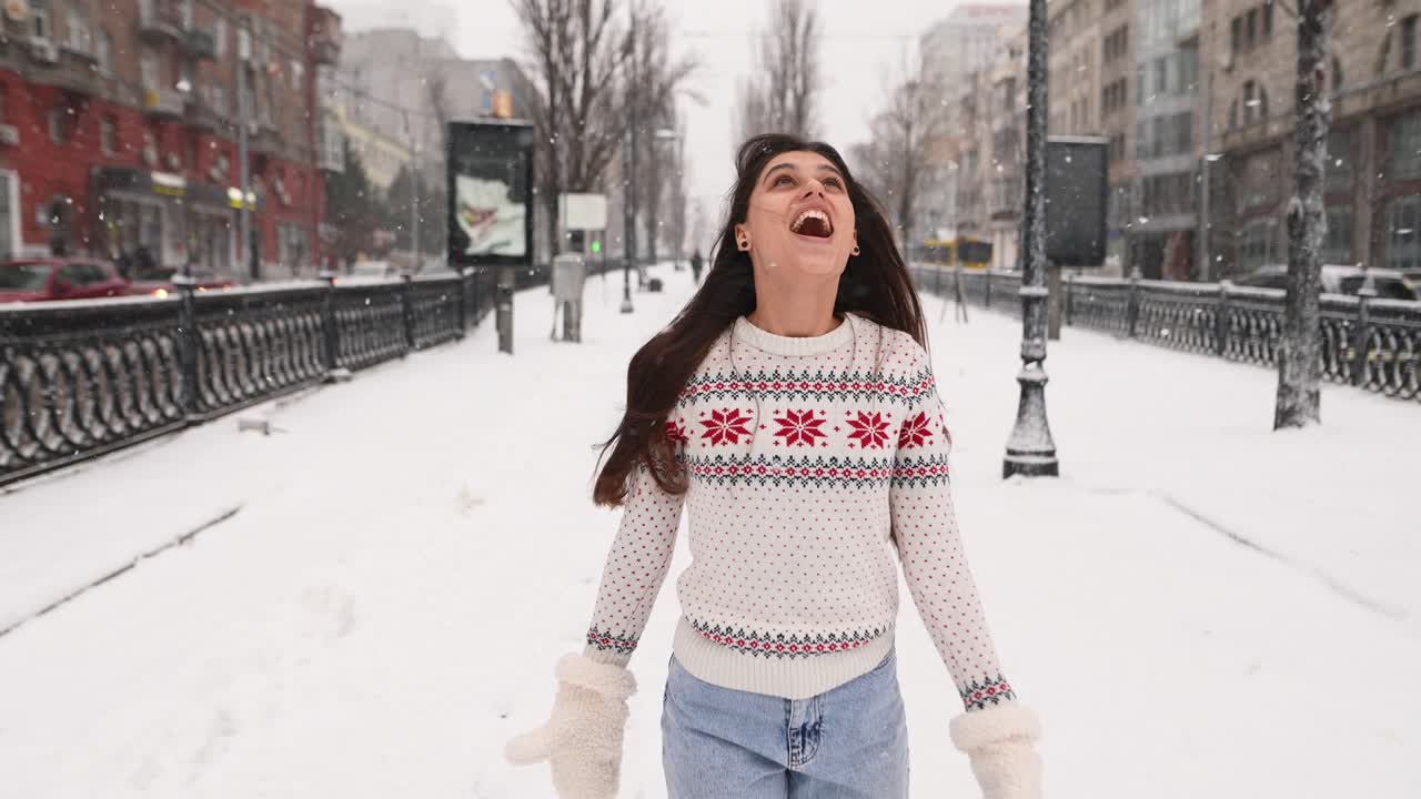 mujer disfrutando de un día de nieve en la ciudad