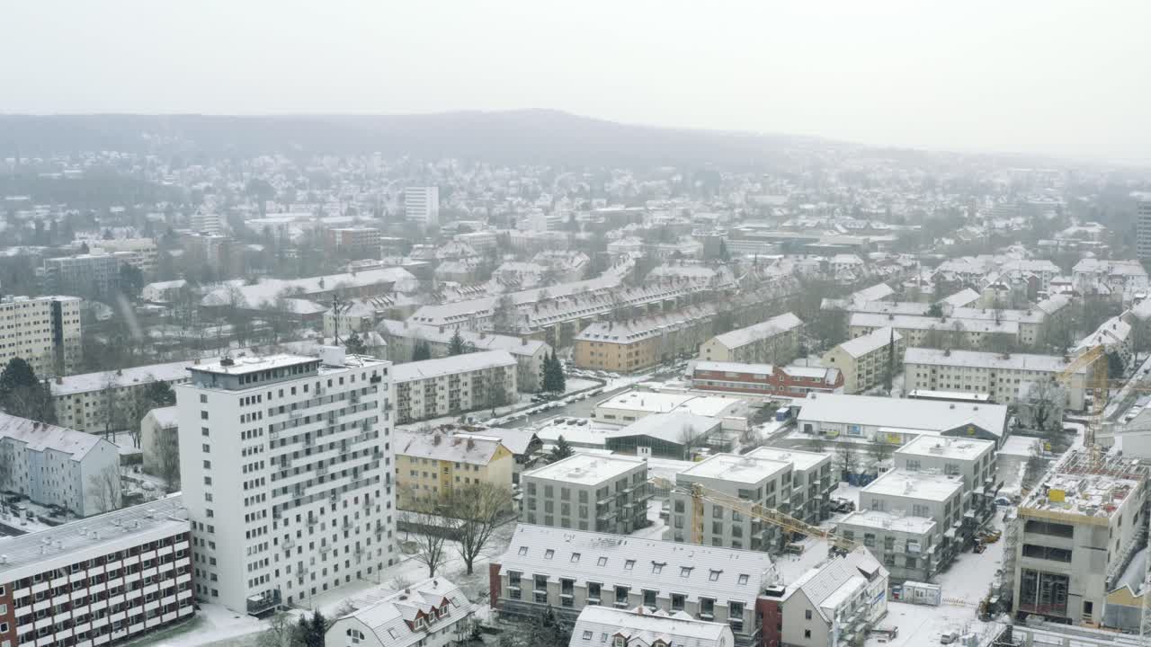 폭설 속에서 겨울 동안 학생 도시 괴팅겐의 드론 공중 전망