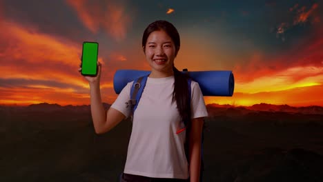 해가 지면 배과 휴대 전화 를 가진 여자