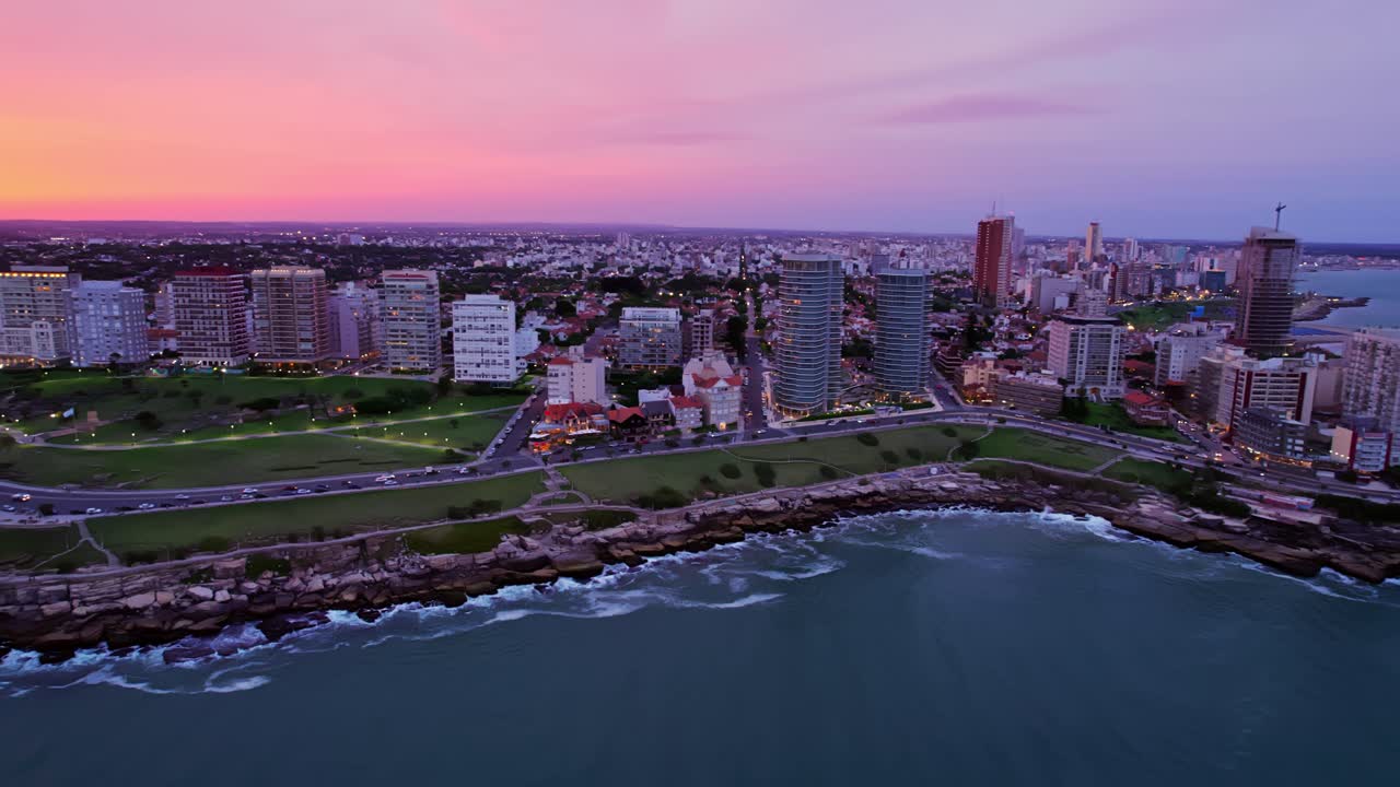 Vista panoramica sul lungomare di Mar del Plata e sul Parco San Martín al tramonto