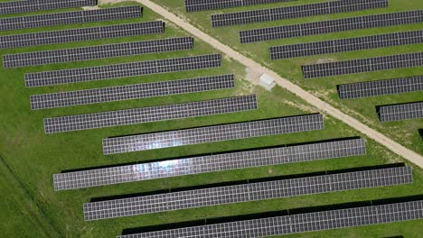 Un-Campo-De-Paneles-Solares-En-Un-Día-Soleado,-Vista-Aérea