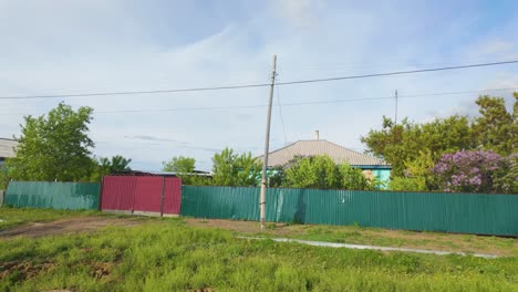 una vista tranquila de un típico barrio rural en kazajstán, asia central - toma media