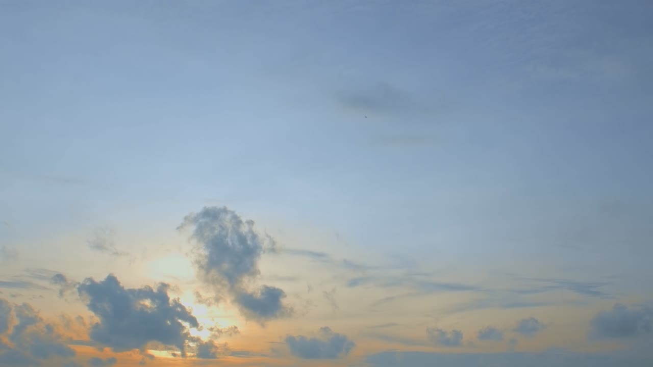 달한 일몰 풍경 자연의 놀라운 빛 구름빛 하늘