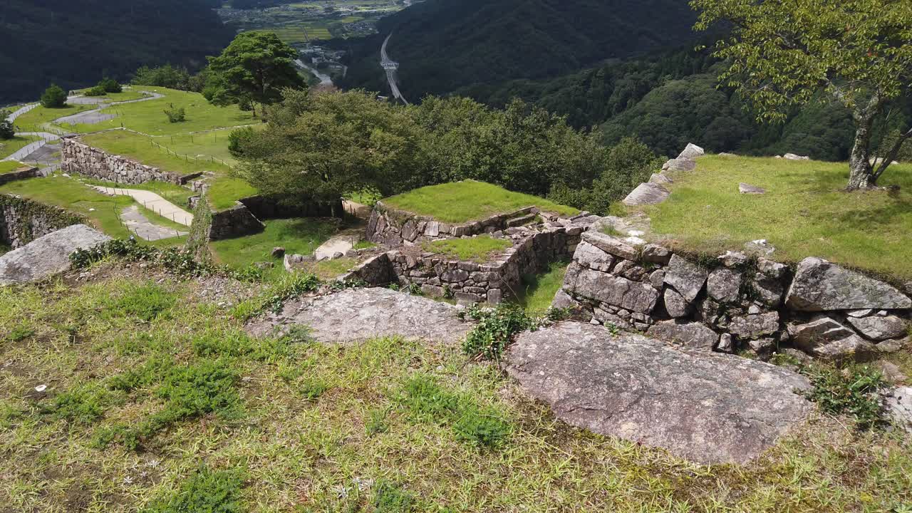toma de panorámica lenta que muestra diferentes sitios dentro del castillo de takeda, japón