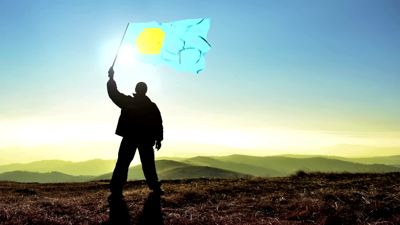 성공적인 실루 남자 우승자 산 꼭대기에서 팔라우 발을 흔들고, 시네마그래프 루프 배경