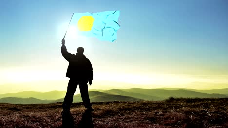 exitoso silueta hombre ganador agitando bandera de palau en la parte superior del pico de la montaña, fondo de bucle cinemagraph