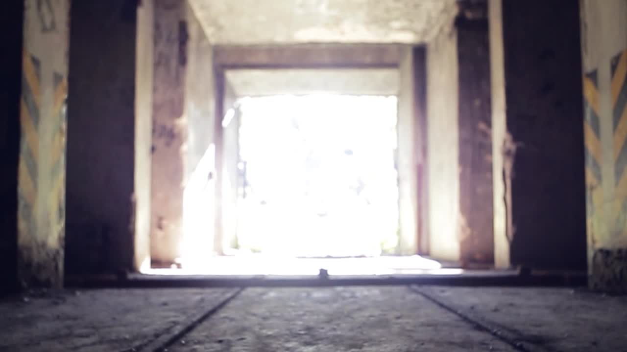 어두운 터널을 걸어가는 사람들