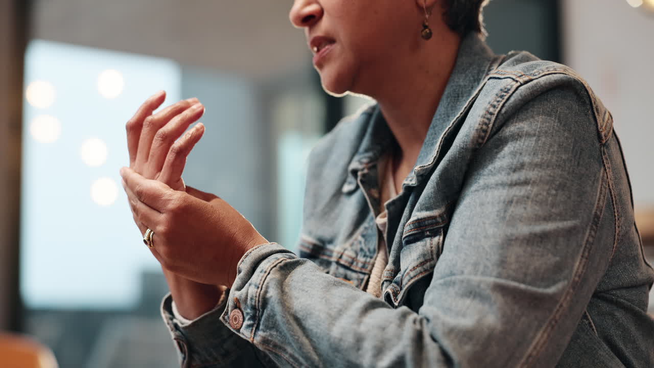 mujer con dolor en la mano