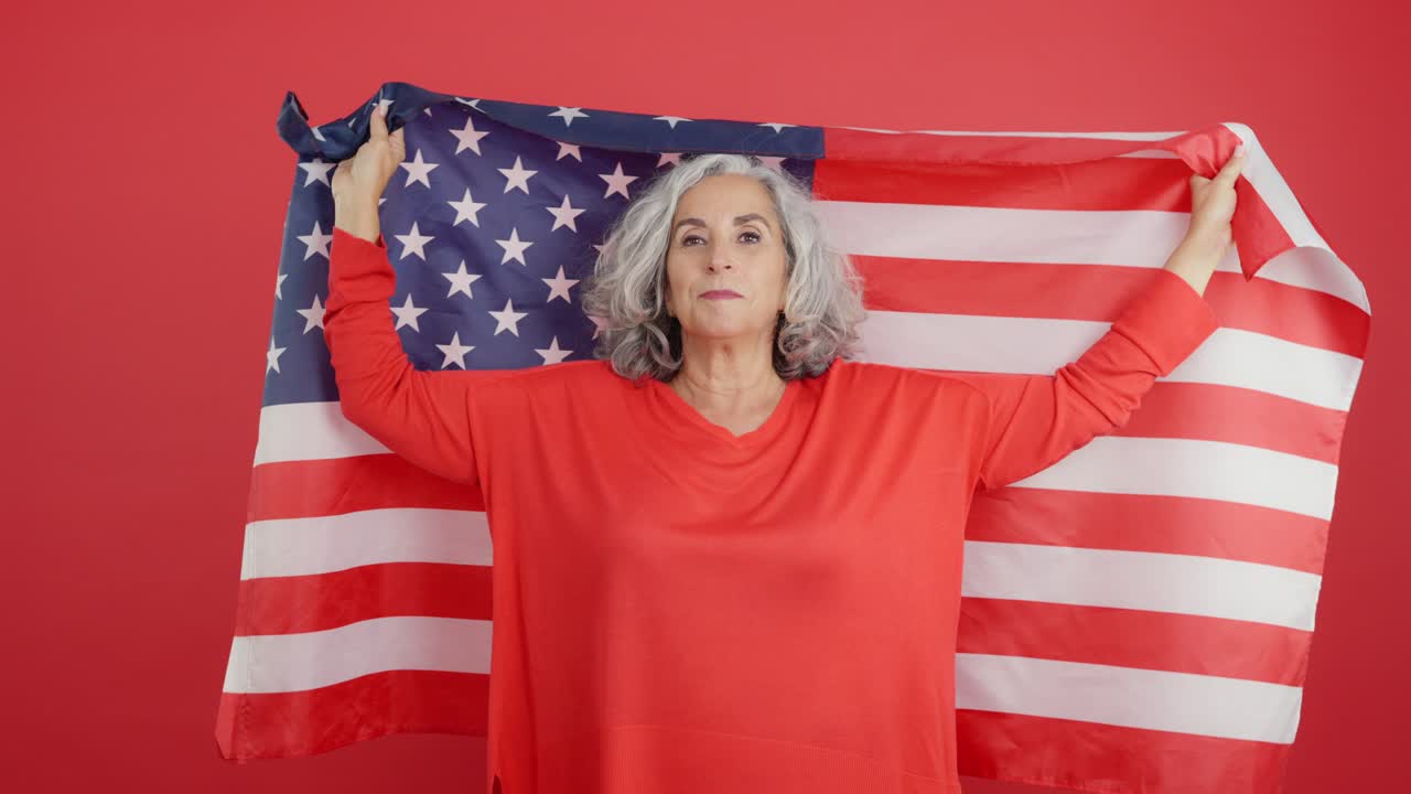 mujer sosteniendo bandera estadounidense