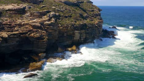 Sandsteinküstenklippen-Mit-Tosenden-Wellen-Im-Royal-National-Park-Im-Süden-Von-Sydney,-New-South-Wales,-Australien