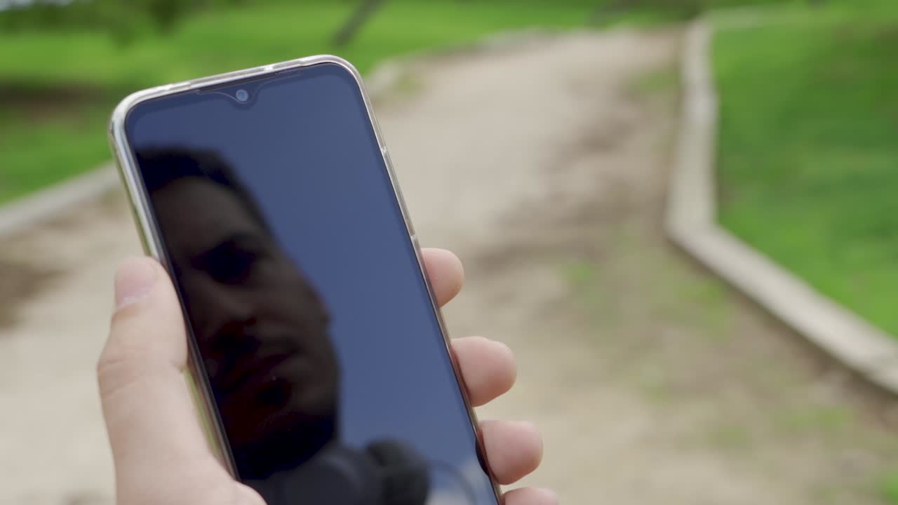 모바일에 사람이 비친 모습, 하늘을 본 다음 스크린 터치