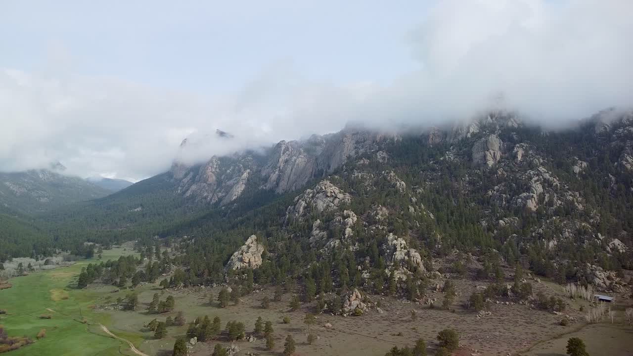 vista aérea de la cordillera de las agujas y el fondo del valle, estes park, colorado