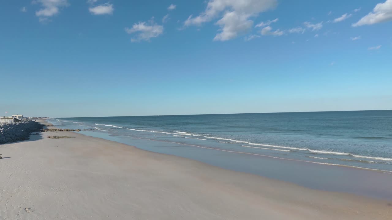 hermosas arenas en el río hacia la playa del mar condado de flagler, florida