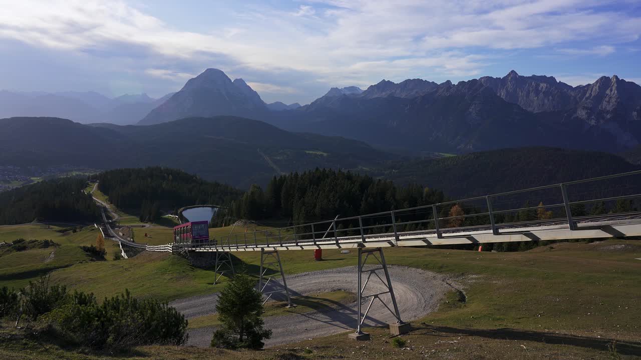 tren funicular en el camino hacia abajo desde seefelder joch hacia la ciudad turística de seefeld en tirol en las montañas de los alpes