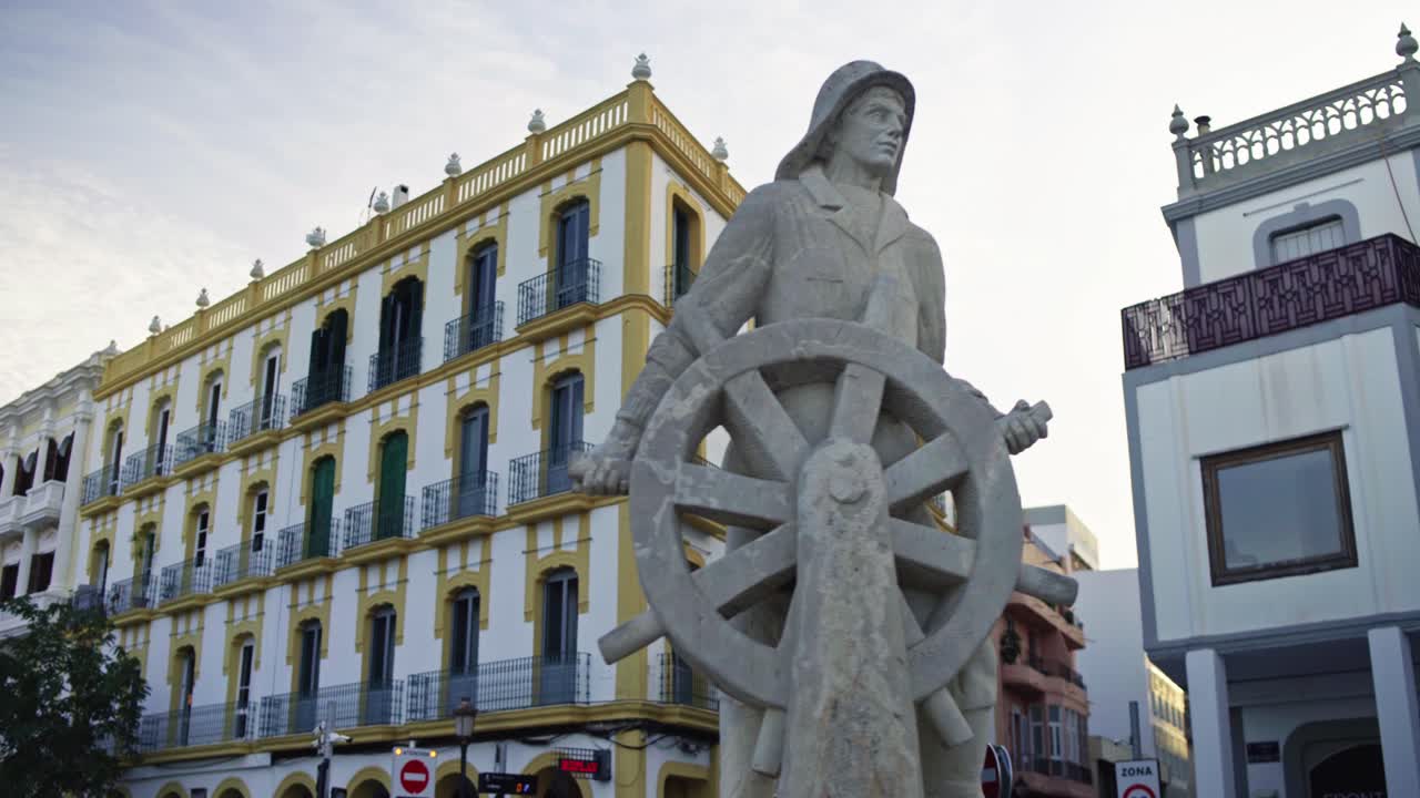 해가 질 때 스페인 이비자 타운 항구 앞에 있는 선원 동상과 함께 짐벌이 왼쪽으로 이동합니다.