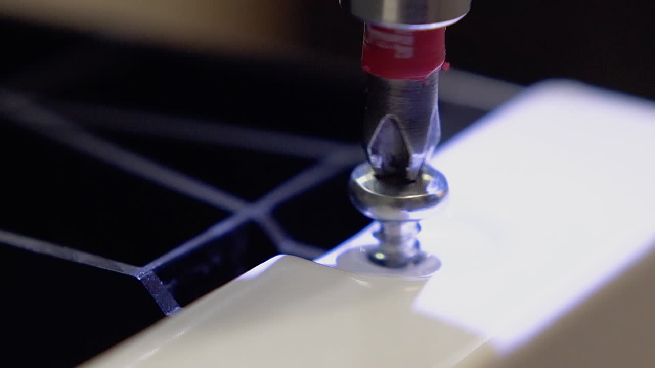 3 개의 가구를 제조하는 마스터는 스크루드라이버를 사용하여 식기 세척기를 클로즈업으로 설정합니다.