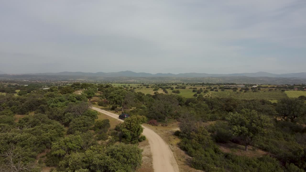 일부를 향해 운전하는 차를 따라 공중 촬영