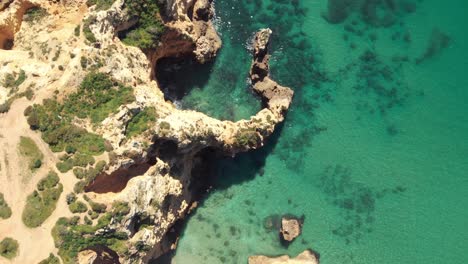 Escarpa-Dorada-Del-Acantilado-Que-Se-Opone-Al-Mar-Turquesa-En-Lagos,-Algarve,-Portugal---Vista-Aérea-De-Pájaro-Sobrevuelo