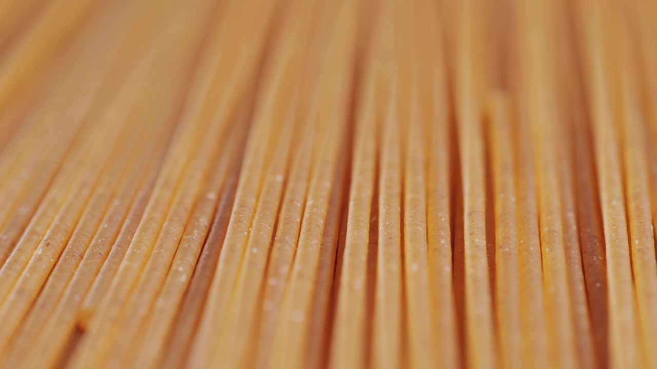 Primo piano macro di spaghetti secchi crudi