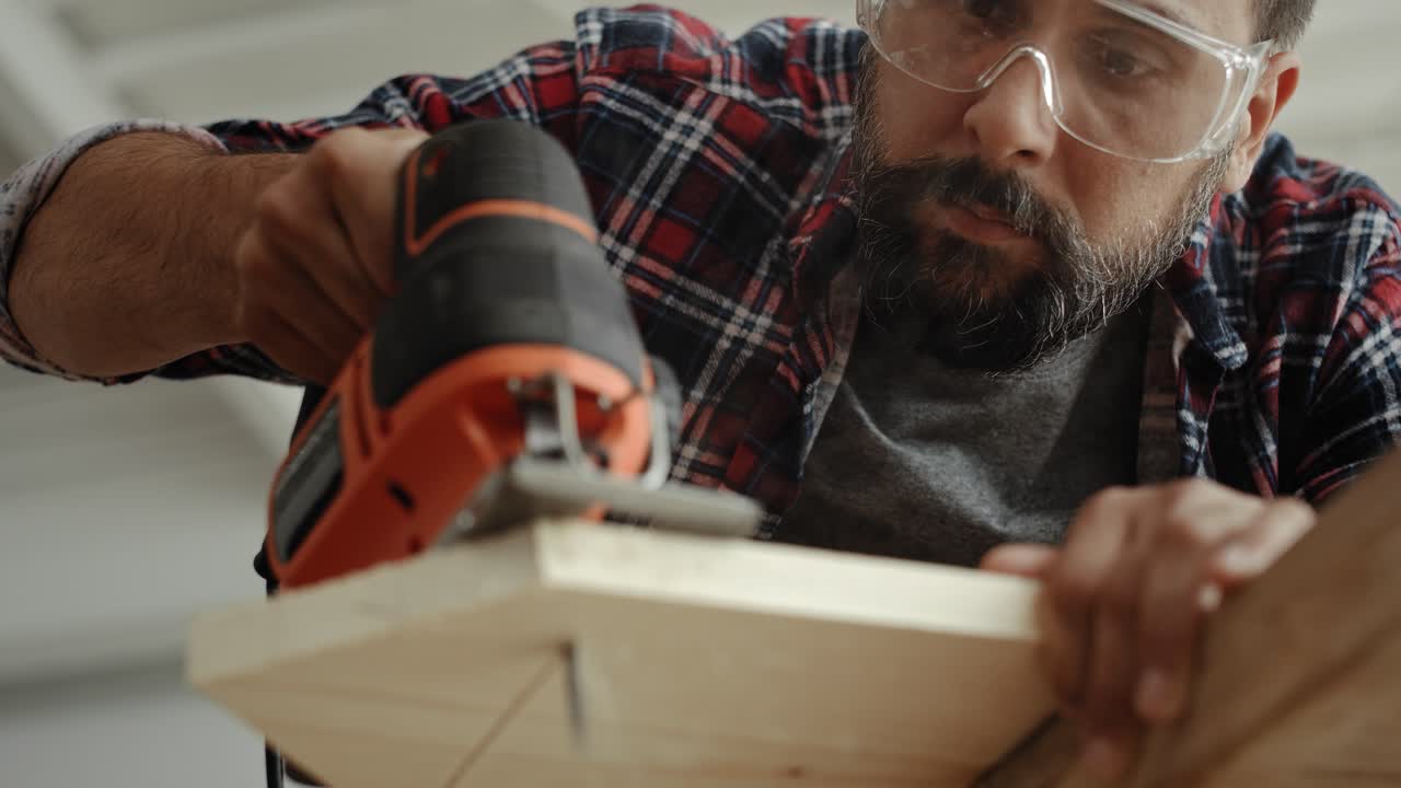 video de un carpintero cortando madera con un rompecabezas eléctrico
