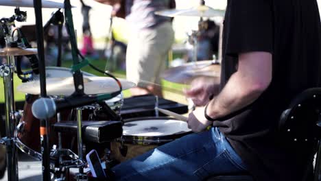 Concierto-En-El-Parque---Aislado-En-Los-Palos-Y-Tambores-Del-Baterista-Manteniendo-El-Ritmo