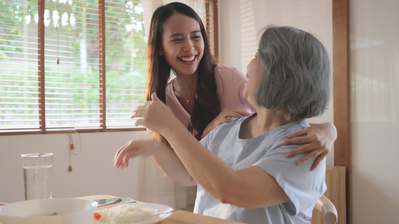 저녁 식사 에서 행복 한 딸 과 어머니