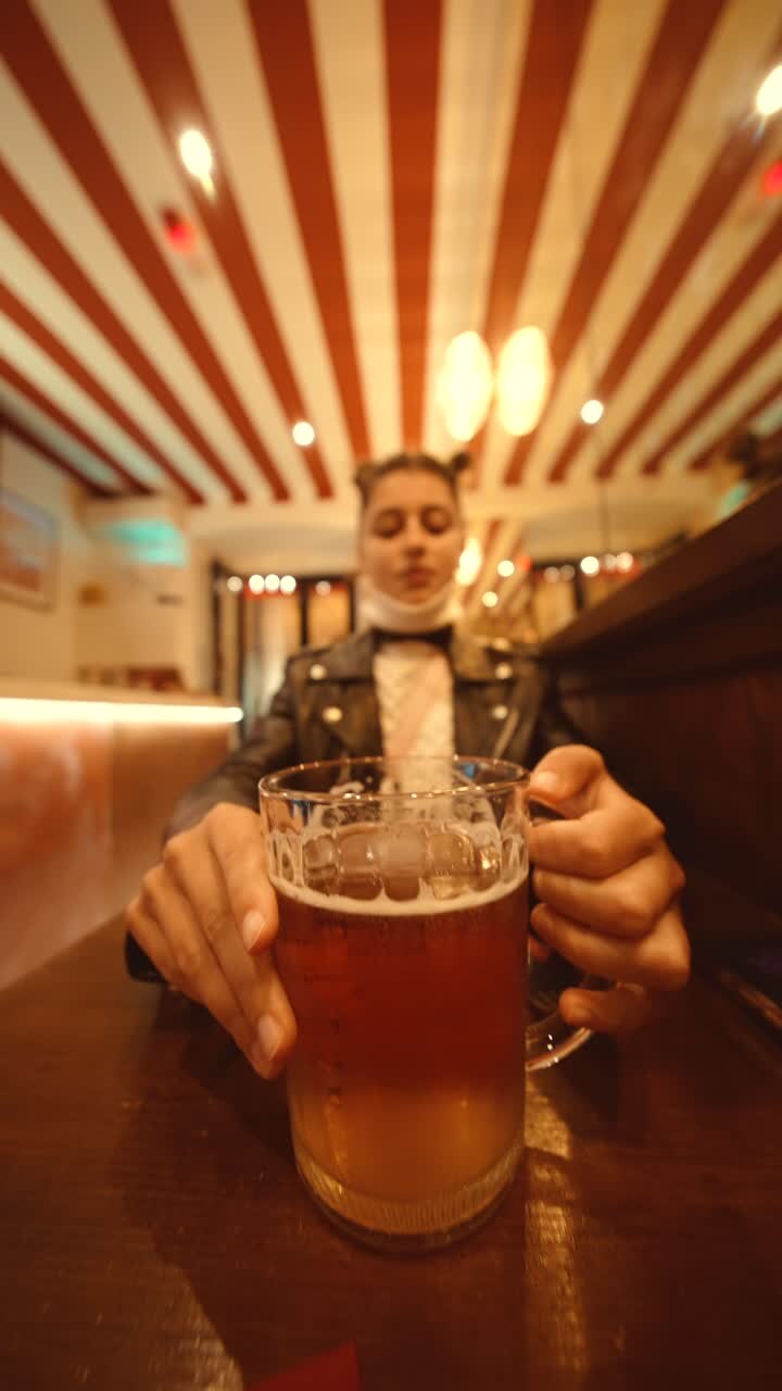 Donna che tiene in mano un bicchiere di birra