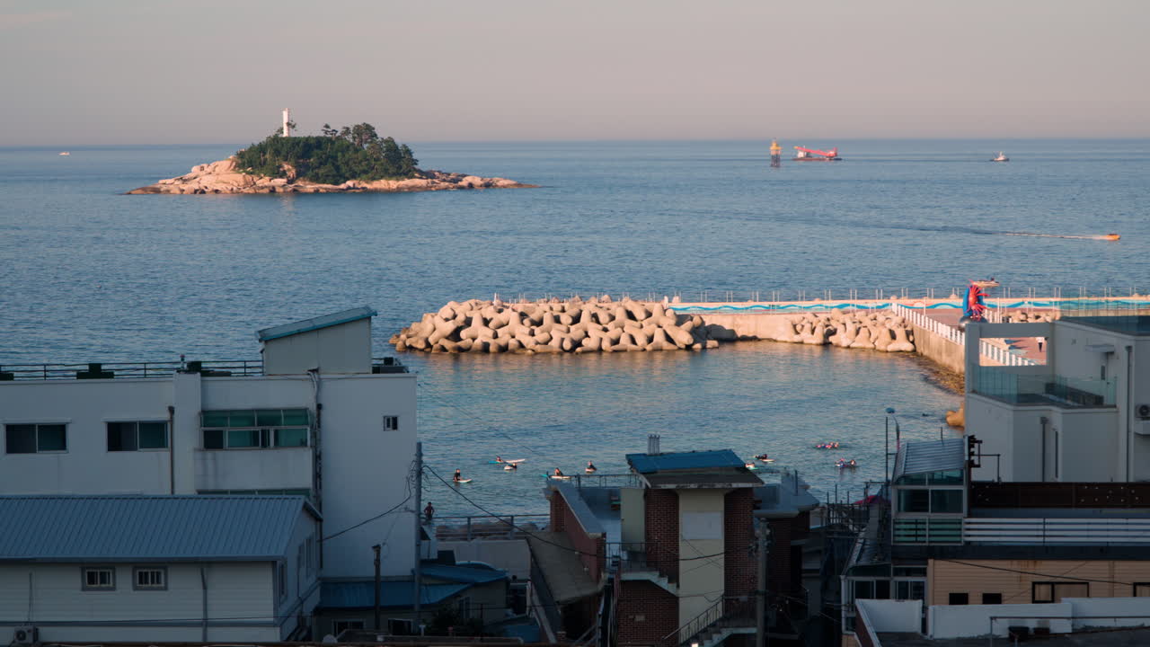 소코코 해안 , 해가 지는 시점 에 서핑 보드 에 떠다니는 사람 들 , 진주 파도 깨는 곳 근처 , 한국 의 옛 해안 건물 들 -  ⁇  아웃 엘리베이티드 뷰
