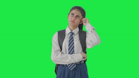 niña de escuela india confundida pensando en la pantalla verde