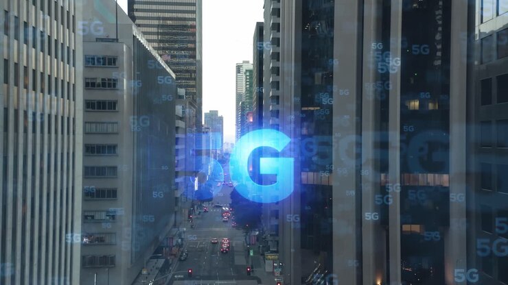 Icona 5G - connessione mobile wireless che si diffonde tra i grattacieli della città - animazione render 3D